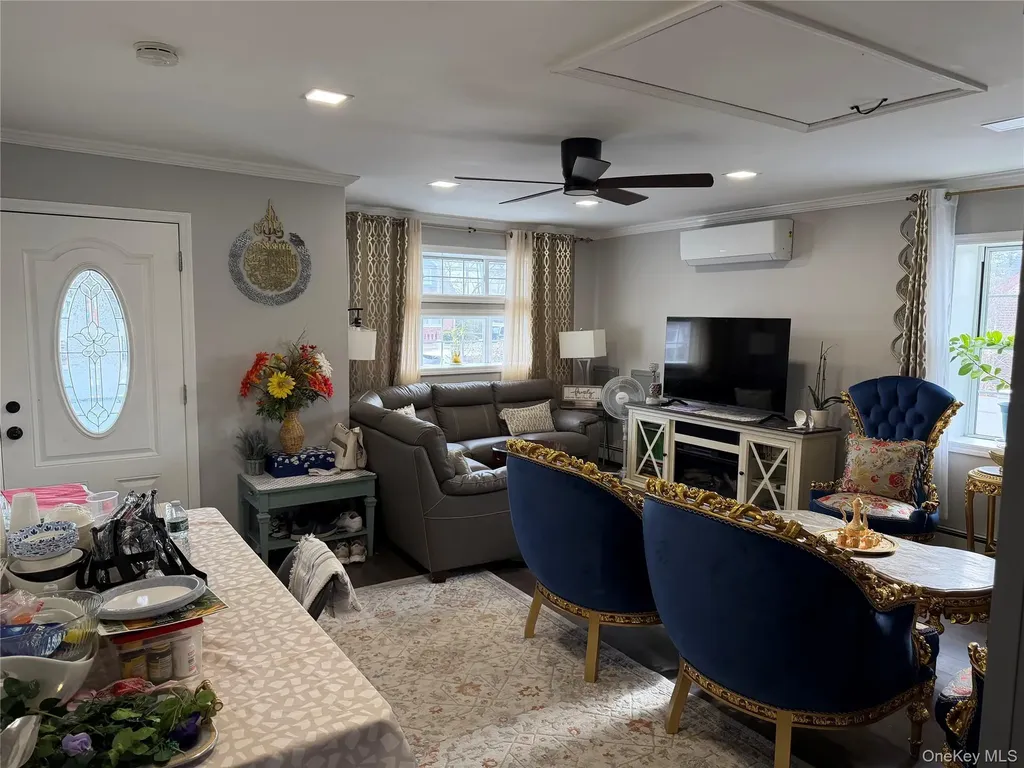 458 Carlls Path Deer Park NY 11729