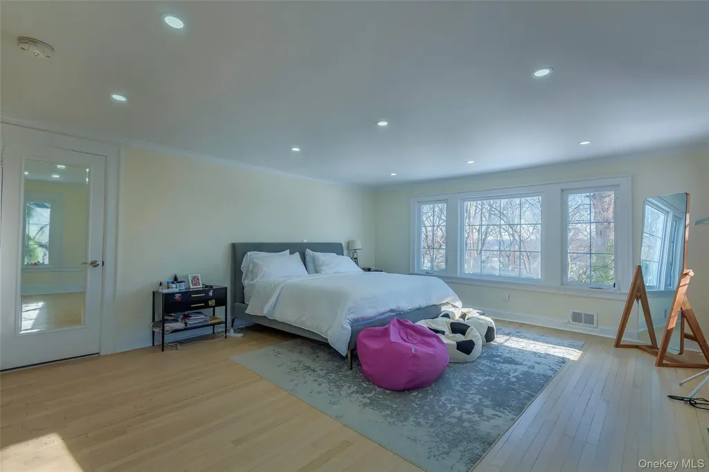 20 N Ravine Road Great Neck NY 11023