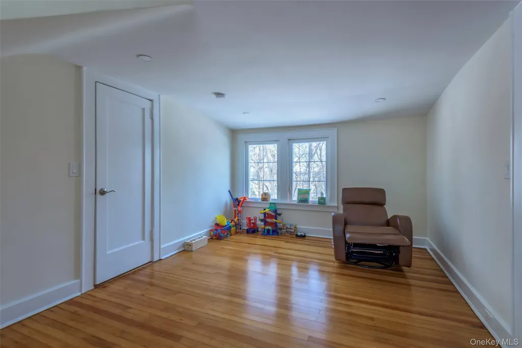 20 N Ravine Road Great Neck NY 11023