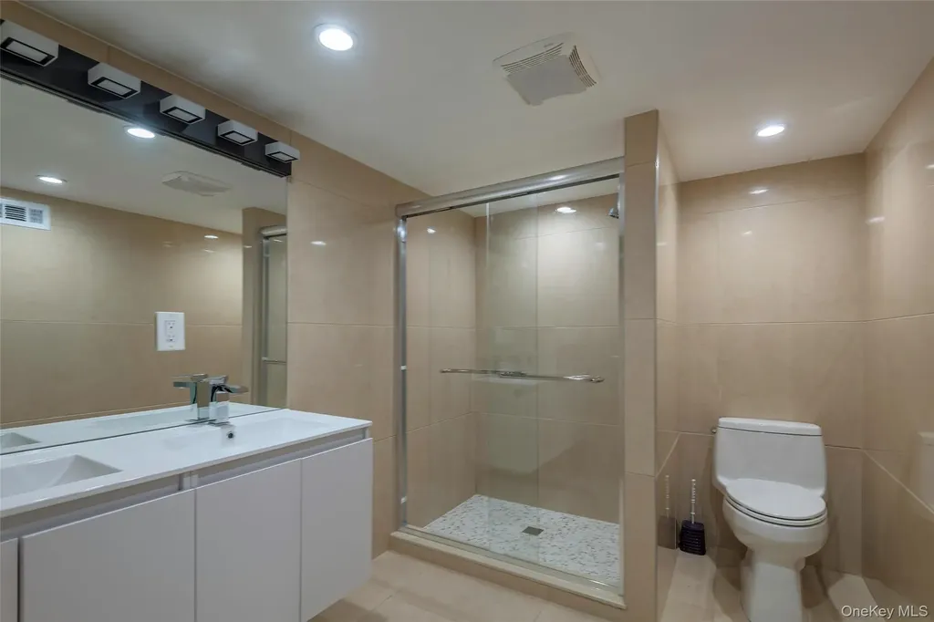 20 N Ravine Road Great Neck NY 11023