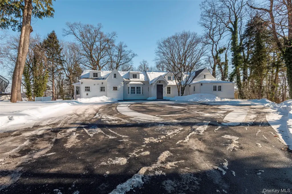 20 N Ravine Road Great Neck NY 11023