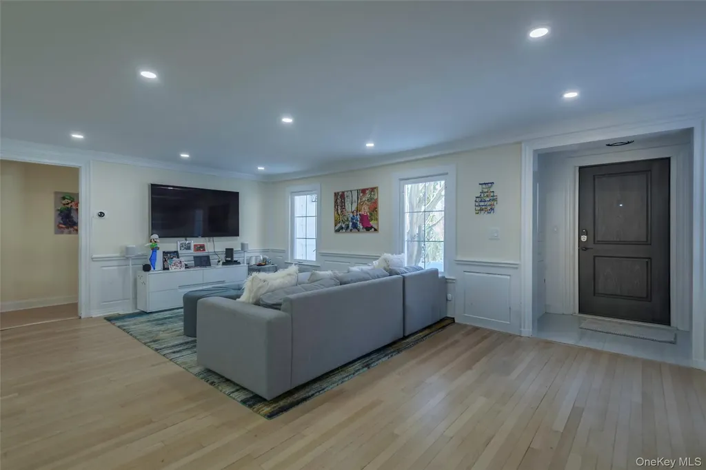 20 N Ravine Road Great Neck NY 11023