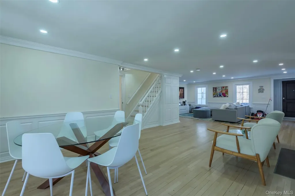 20 N Ravine Road Great Neck NY 11023