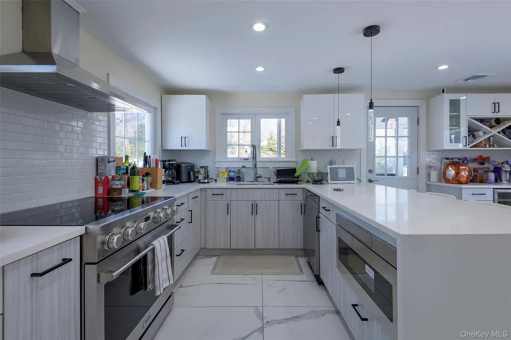 20 N Ravine Road Great Neck NY 11023