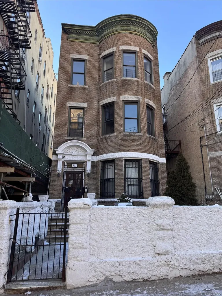 907 Summit Avenue Bronx NY 10452