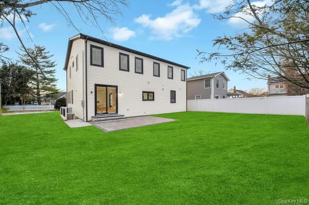 472 Farmranch Road E Bethpage NY 11714