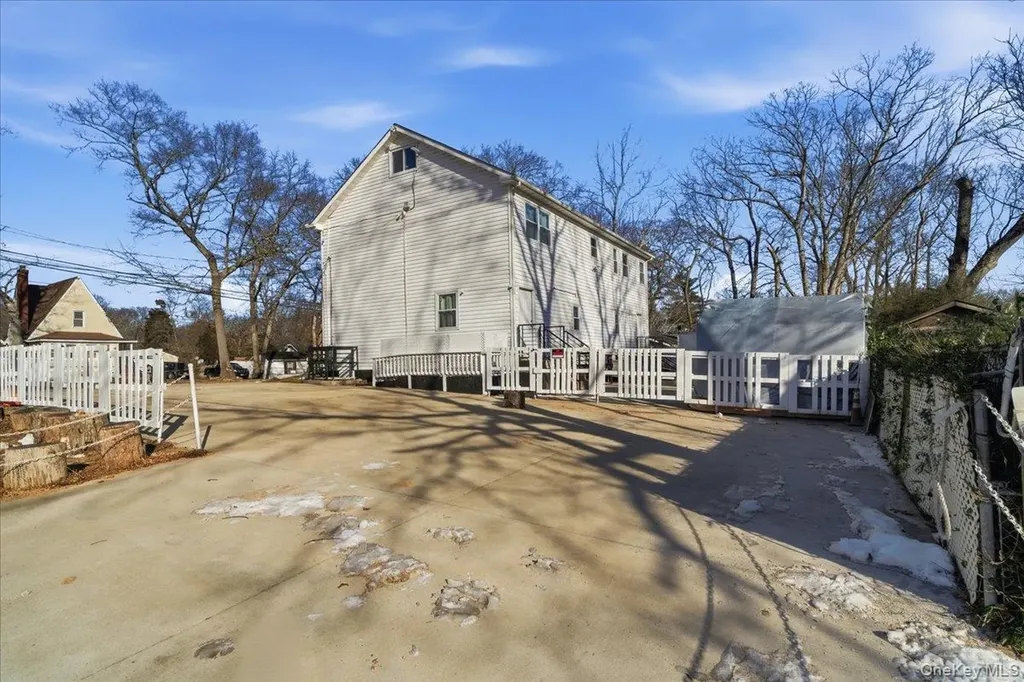 56 Park Lane Medford NY 11763