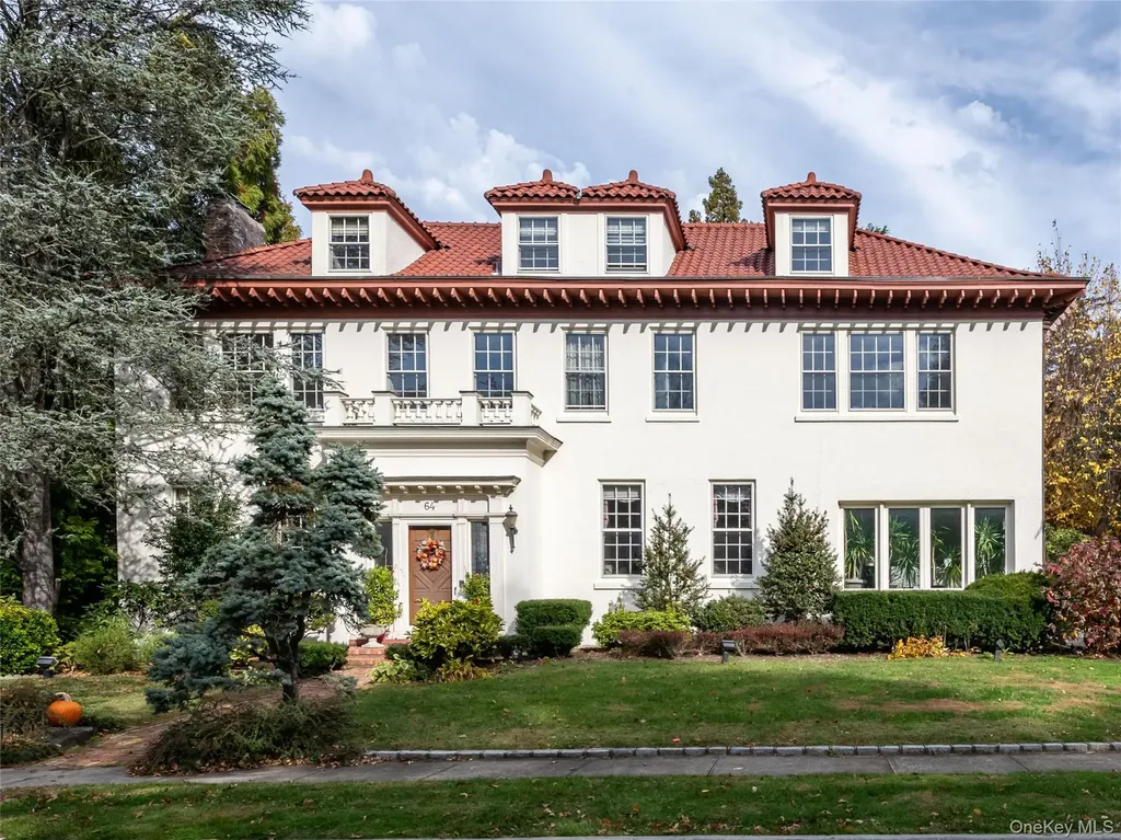 64 Plandome Court Manhasset NY 11030