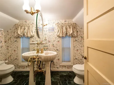 64 Plandome Court Manhasset NY 11030