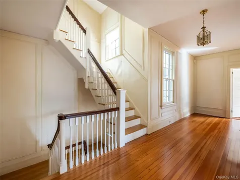 64 Plandome Court Manhasset NY 11030