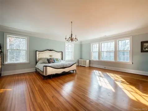 64 Plandome Court Manhasset NY 11030