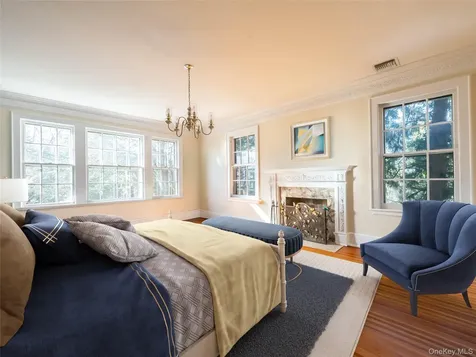 64 Plandome Court Manhasset NY 11030