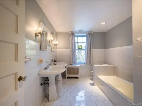 64 Plandome Court Manhasset NY 11030