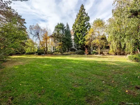 64 Plandome Court Manhasset NY 11030