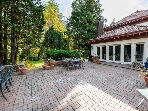 64 Plandome Court Manhasset NY 11030