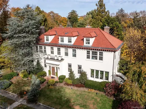 64 Plandome Court Manhasset NY 11030