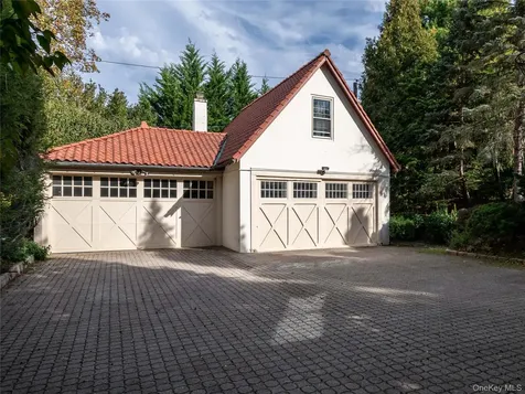 64 Plandome Court Manhasset NY 11030