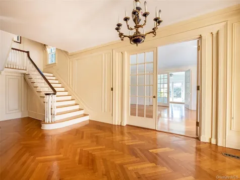 64 Plandome Court Manhasset NY 11030