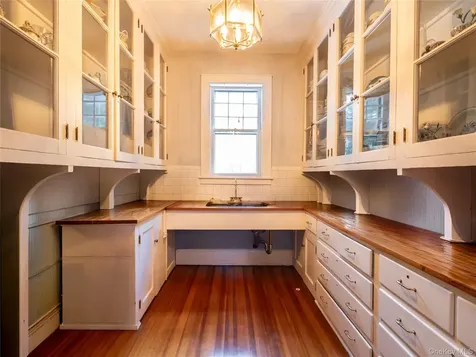 64 Plandome Court Manhasset NY 11030