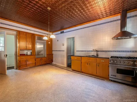 64 Plandome Court Manhasset NY 11030
