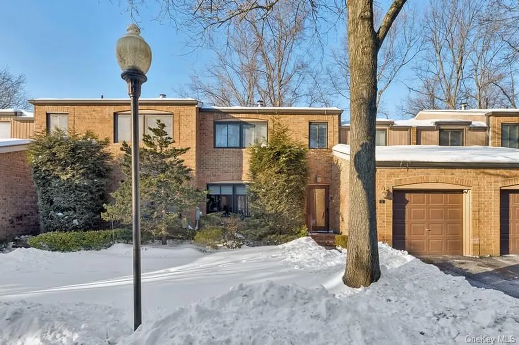 17 Windsor Gate Drive North Hills NY 11040