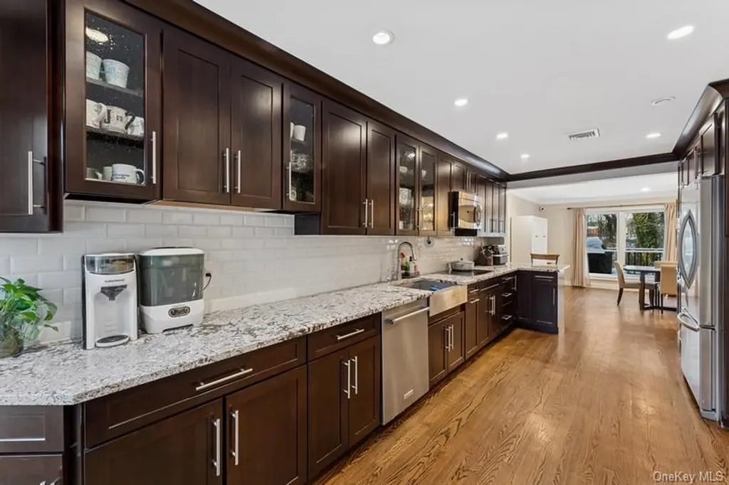17 Windsor Gate Drive North Hills NY 11040