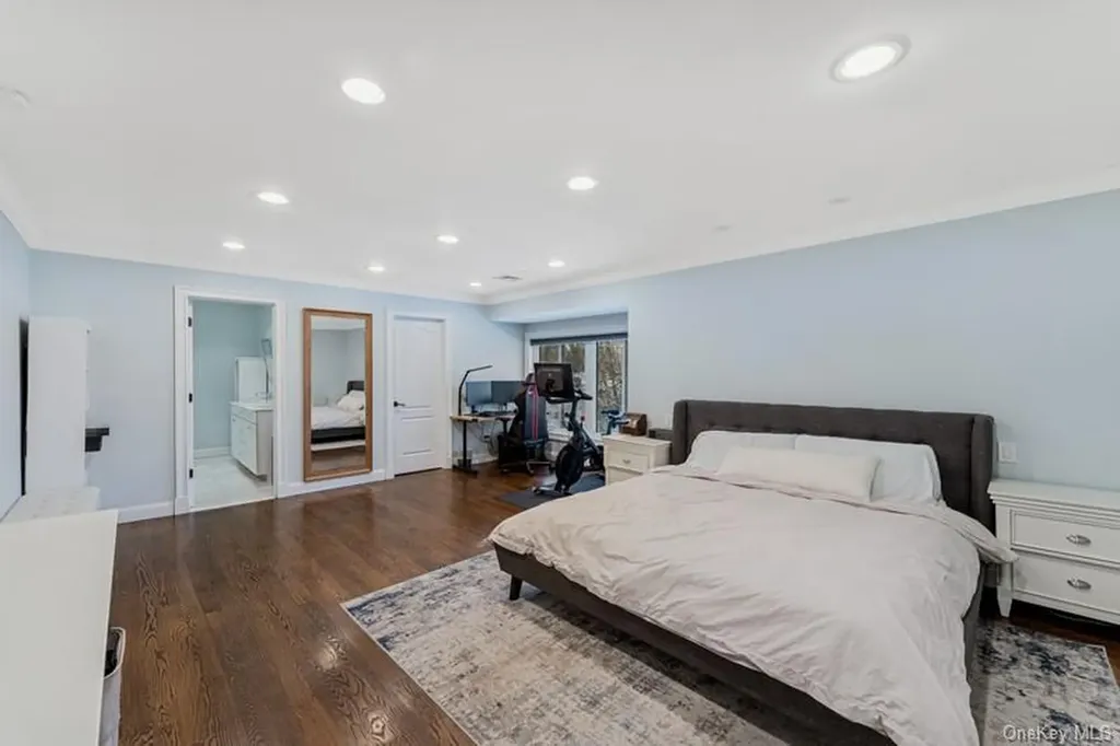 17 Windsor Gate Drive North Hills NY 11040