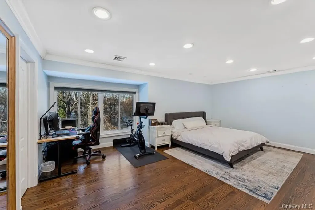 17 Windsor Gate Drive North Hills NY 11040