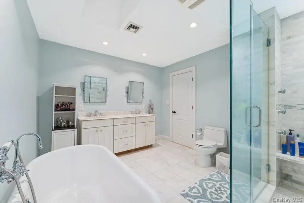 17 Windsor Gate Drive North Hills NY 11040