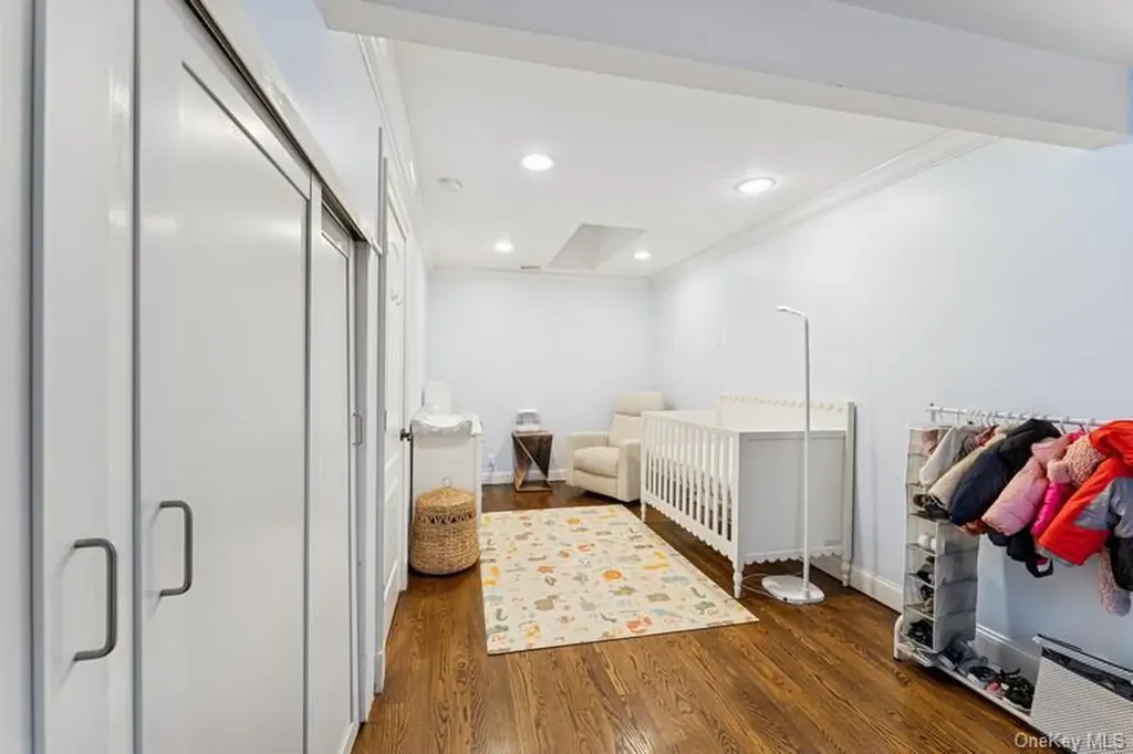 17 Windsor Gate Drive North Hills NY 11040