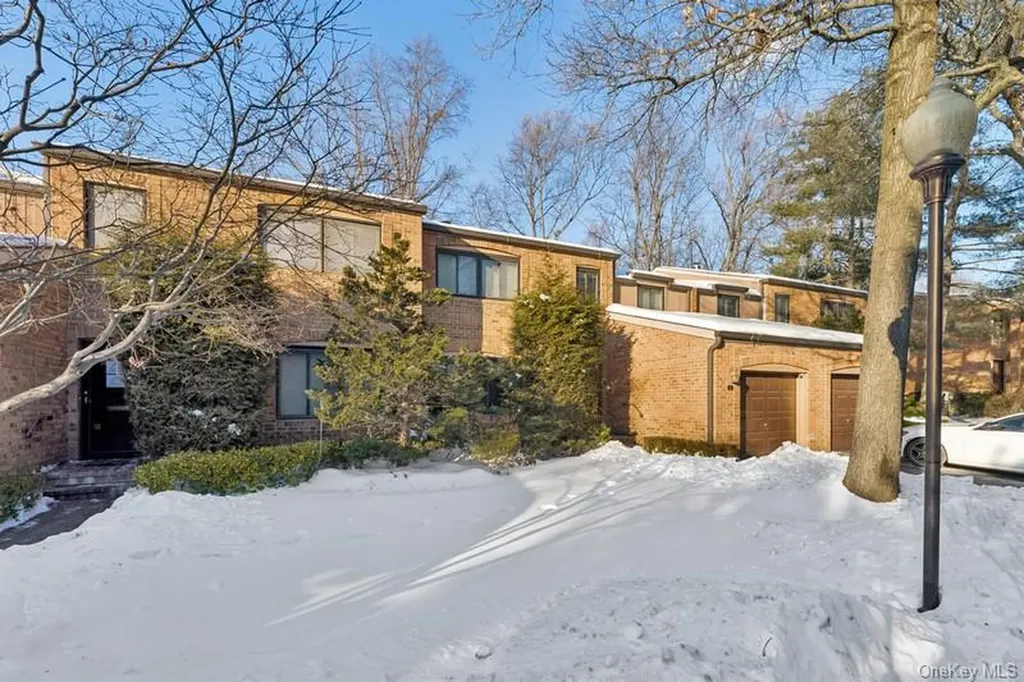 17 Windsor Gate Drive North Hills NY 11040
