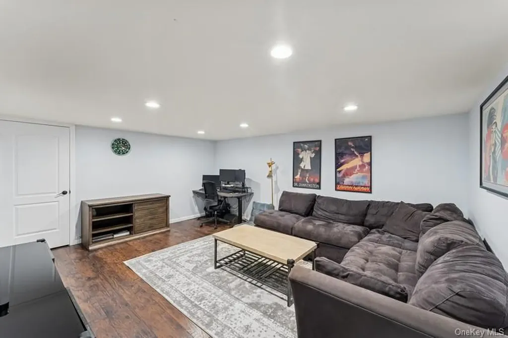 17 Windsor Gate Drive North Hills NY 11040