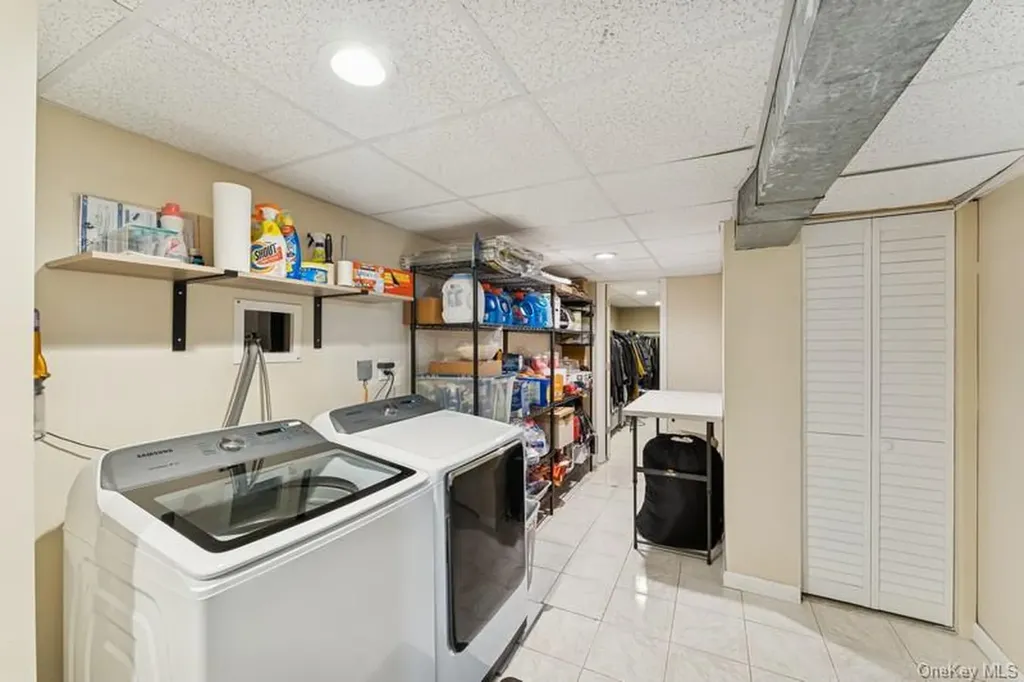 17 Windsor Gate Drive North Hills NY 11040