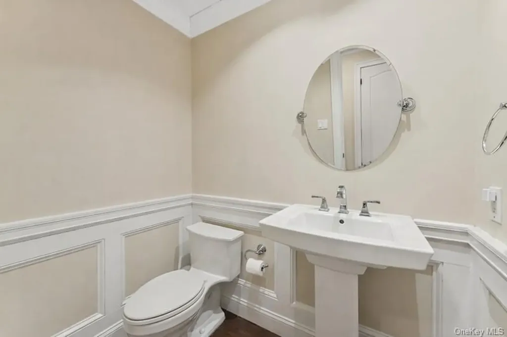 17 Windsor Gate Drive North Hills NY 11040