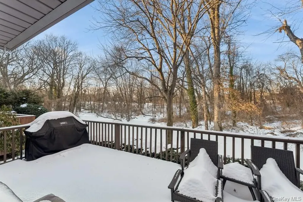 17 Windsor Gate Drive North Hills NY 11040