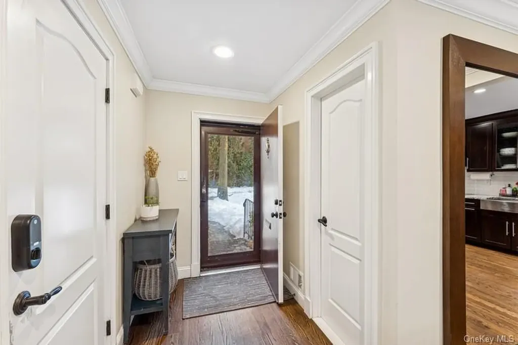 17 Windsor Gate Drive North Hills NY 11040