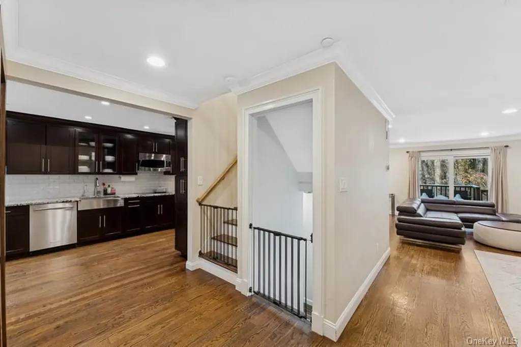 17 Windsor Gate Drive North Hills NY 11040