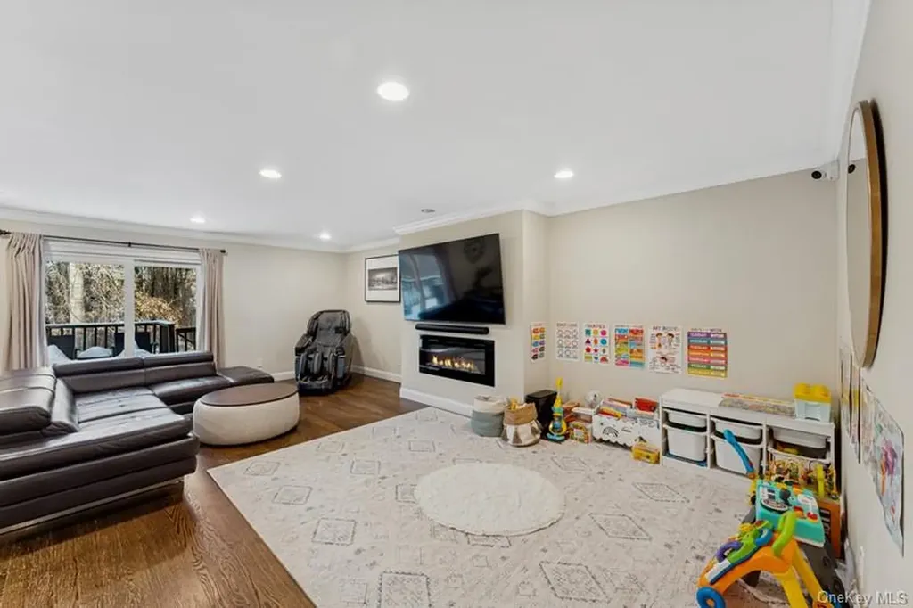 17 Windsor Gate Drive North Hills NY 11040