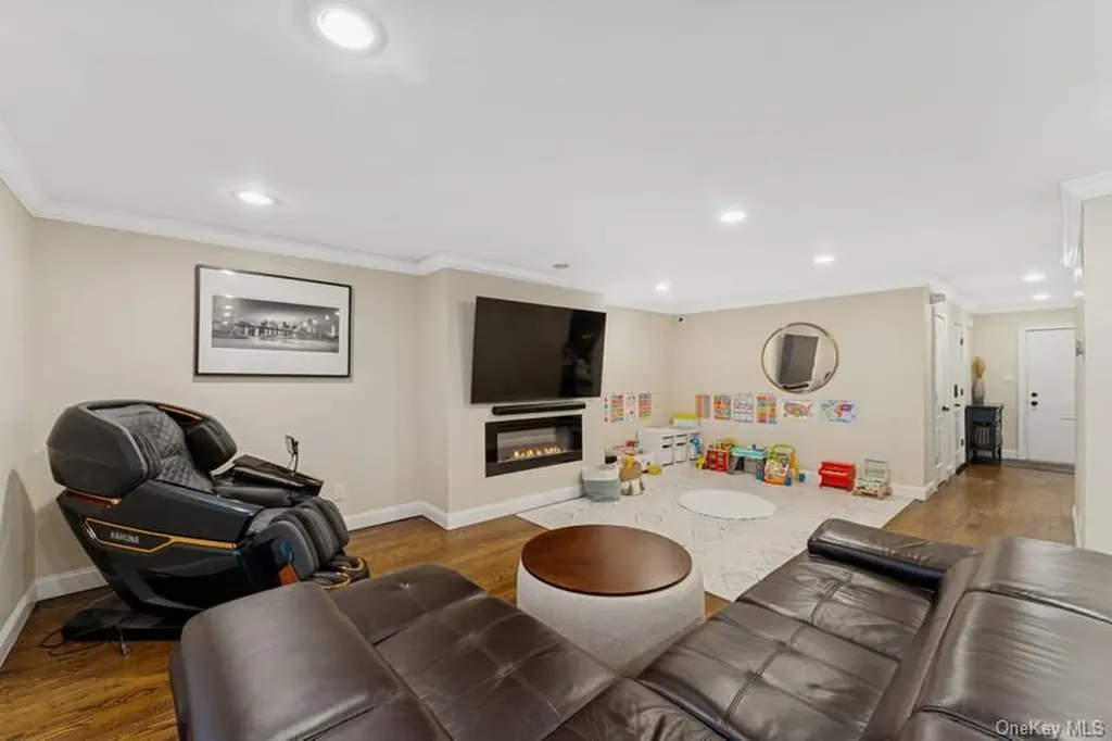 17 Windsor Gate Drive North Hills NY 11040
