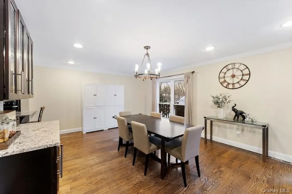 17 Windsor Gate Drive North Hills NY 11040