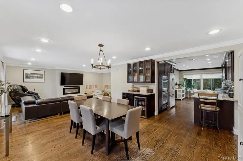 17 Windsor Gate Drive North Hills NY 11040