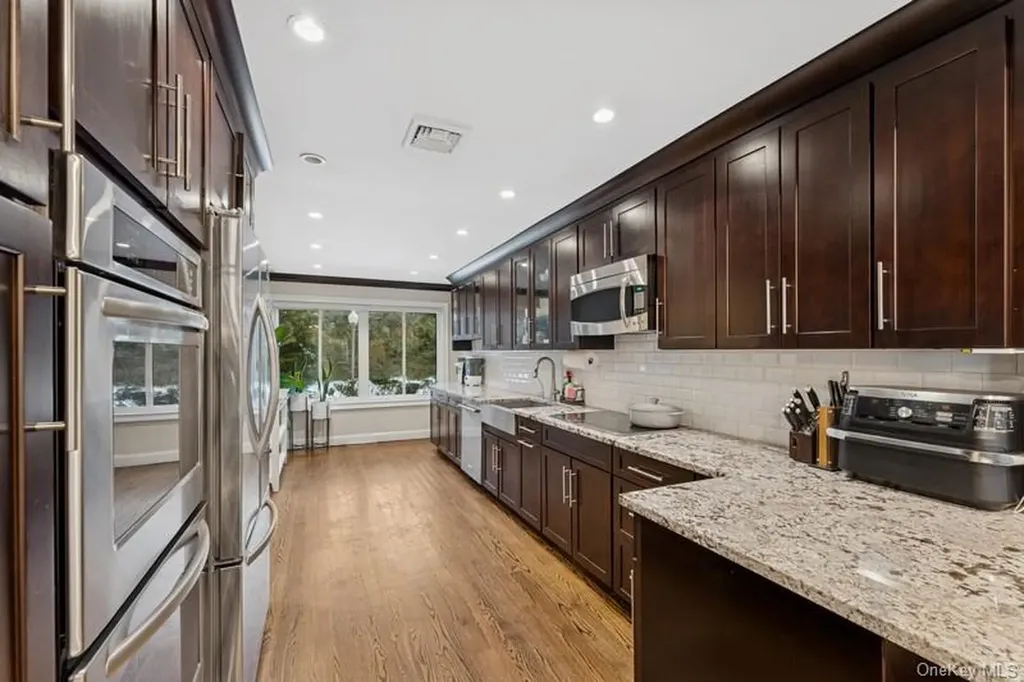 17 Windsor Gate Drive North Hills NY 11040