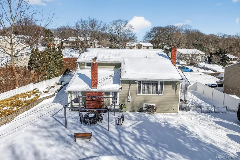 18 Hill Lane Smithtown NY 11787