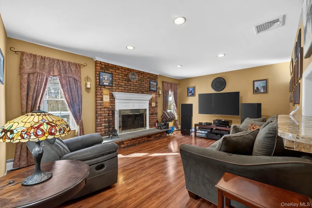 18 Hill Lane Smithtown NY 11787