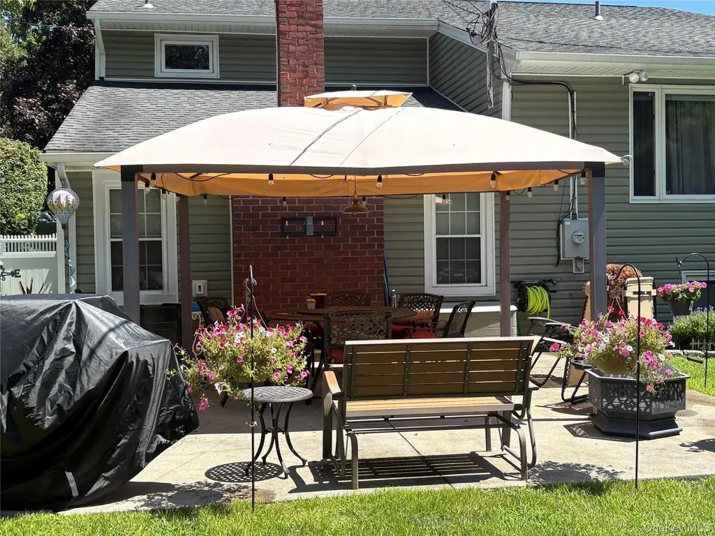 18 Hill Lane Smithtown NY 11787
