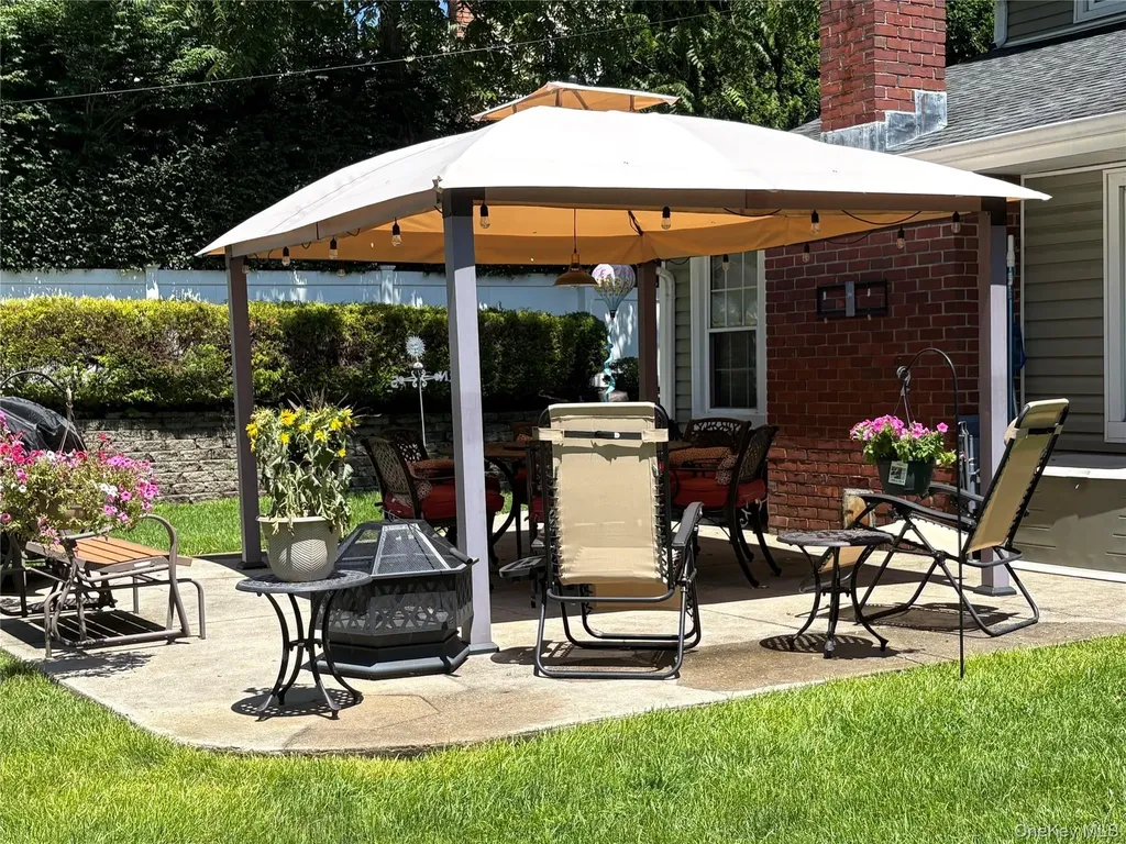 18 Hill Lane Smithtown NY 11787