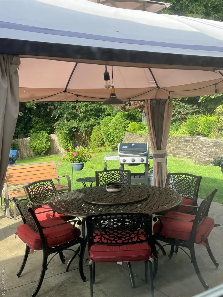 18 Hill Lane Smithtown NY 11787