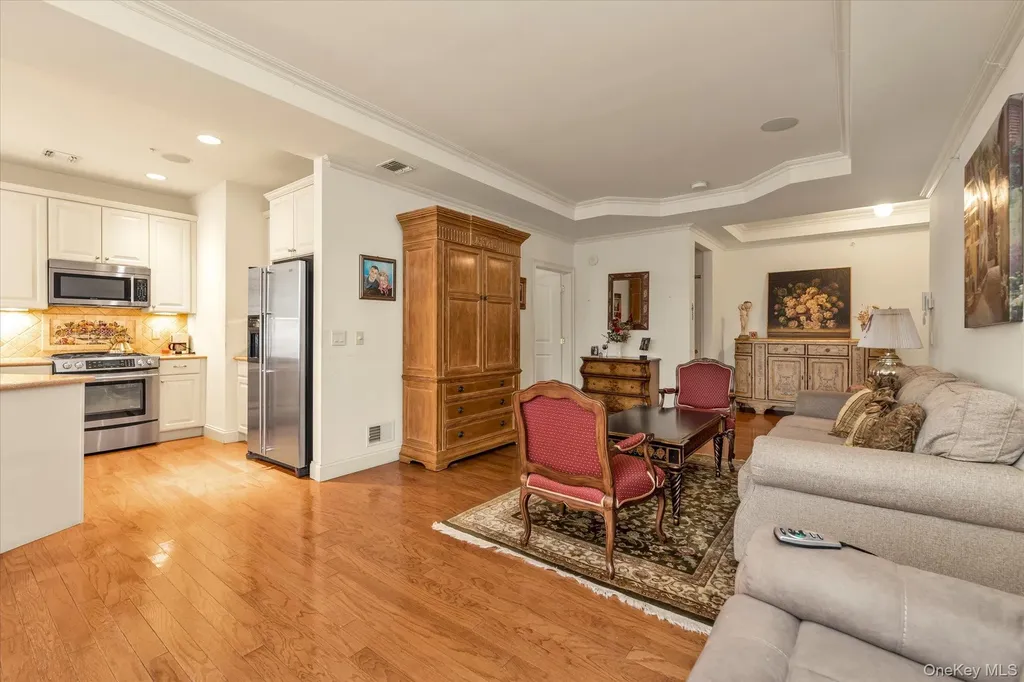 568 Pacing Way Westbury NY 11590