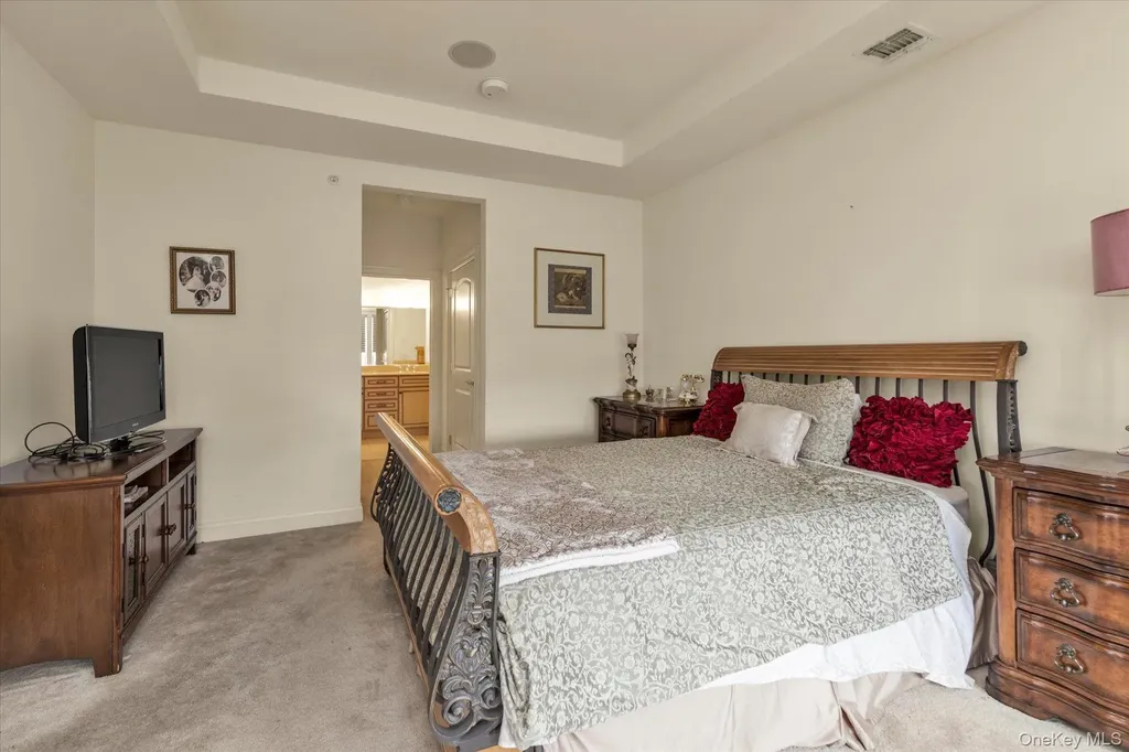 568 Pacing Way Westbury NY 11590
