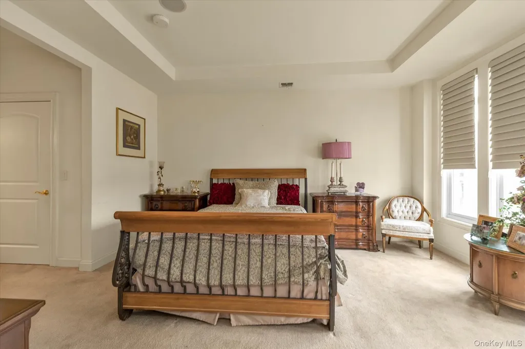 568 Pacing Way Westbury NY 11590